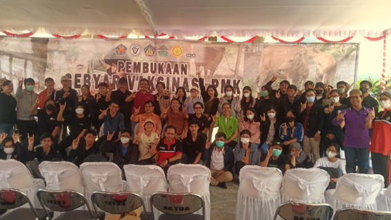 Faculty of Veterinary Medicine Udayana University Participates in the Event of Vaccination of Mouth and Nail Diseases in Buleleng